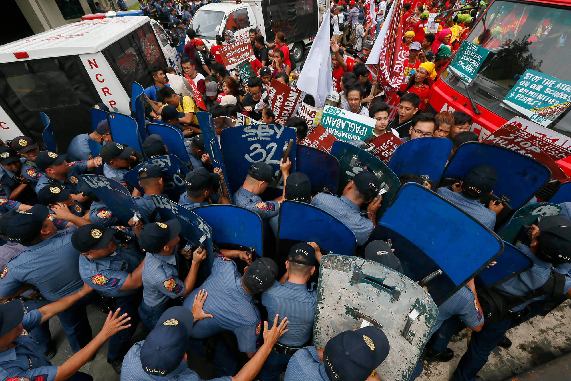Protesters and police clashing in the Philippines